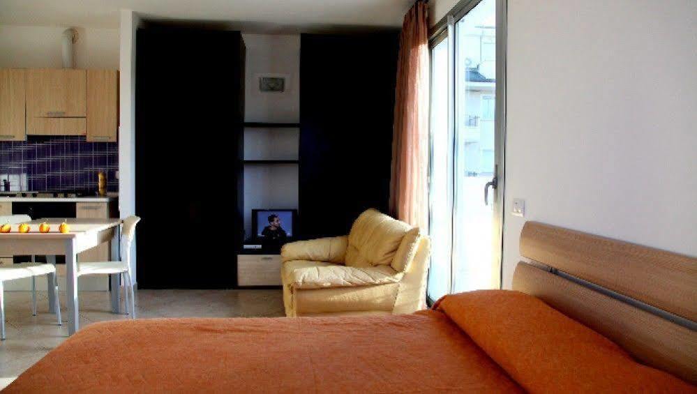Residence Ilario Suite Hotel ริชโชเน ภายนอก รูปภาพ